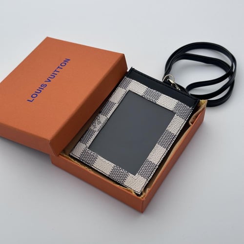 حامل بطاقات عمل لويس فيتون ابيض