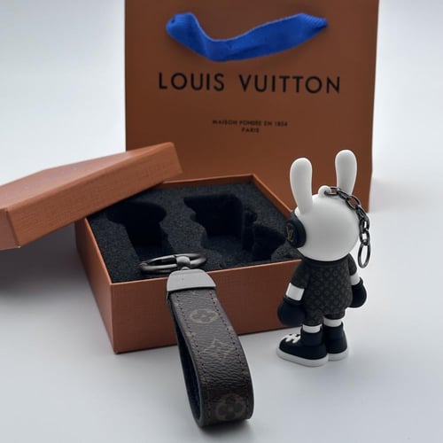 ميدالية لويس فيتون طقم اسود