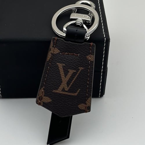 محفظة وميدالية لويس فيتون اسود مطفي