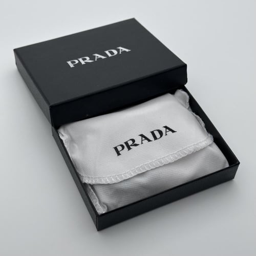 حامل بطاقات عمل برادا ابيض