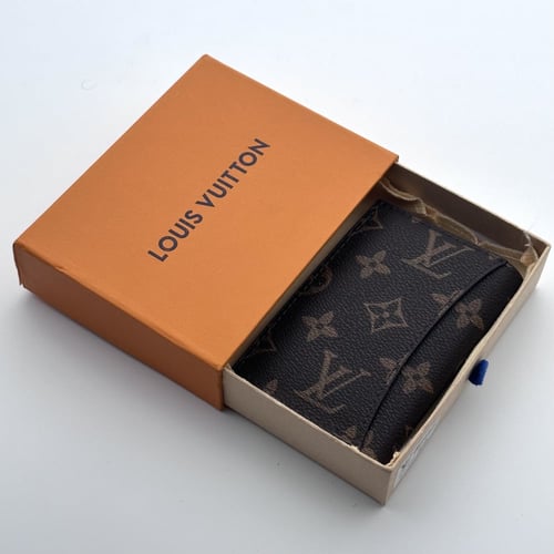 محفظة وميدالية لويس فيتون بني داكن