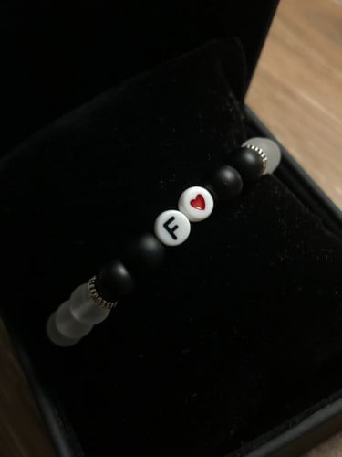 سوارة حروف اسود