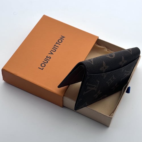 محفظة وميدالية لويس فيتون بني داكن