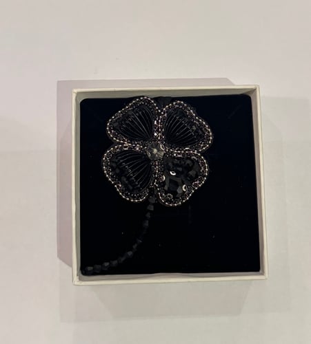 ميدالية وردة سوداء