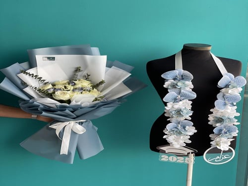 عقد تخرج ورد صناعي مع باقة ورد طبيعي