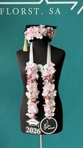 عقد تخرج ورد صناعي مع قبعه تخرج بالورد