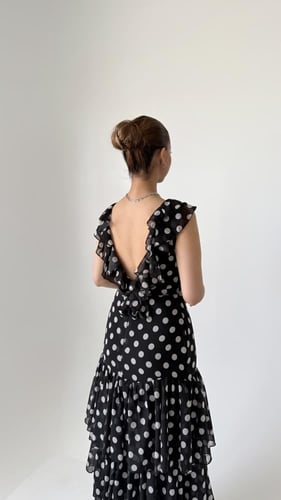 فستان طويل بطبقات من الشيفون الاسباني الفاخر وخصر...