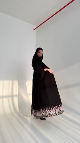 عباية كريب كوري بتطريز من الاسفل