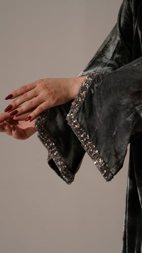 جلابية مخمل زيتي على رمادي بكرستال من الاطراف