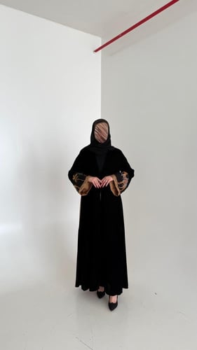 عباية مخمل كوري بتطريز من الخلف وحرير