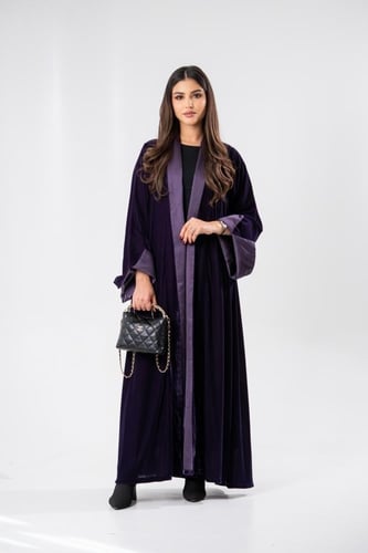 عباية مخمل كوري بياقه واطراف حرير اسباني