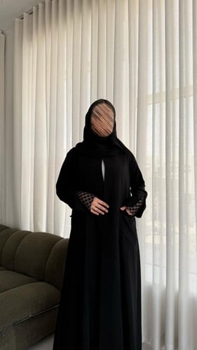عباية كريب كوري اسود فاحم مع دانتيل فرنسي منقط