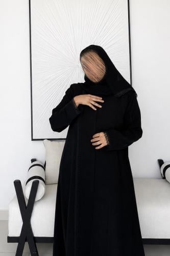 عباية بليزر سوداء بقصة أنيقة