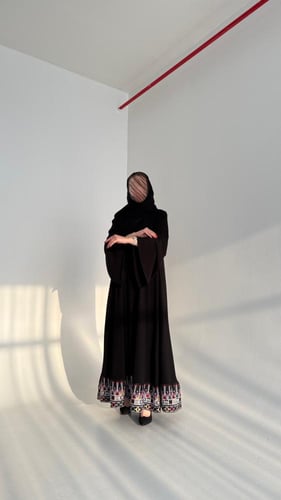 عباية كريب كوري بتطريز من الاسفل