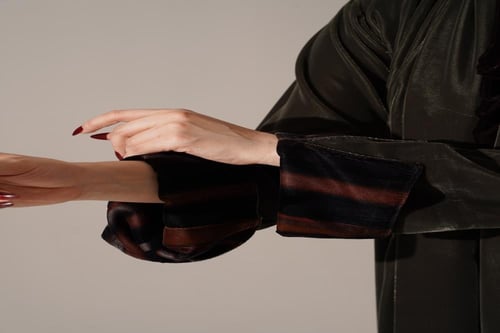 عباية مخمل كوري فاخر بأطراف متدرجة بدرجات باللون ا...