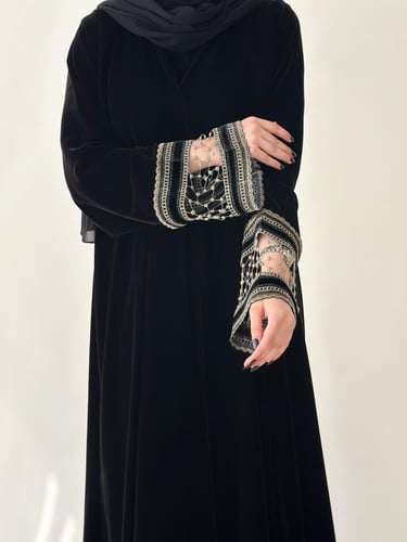 عباية مخمل ياباني بياقه و اطراف كلفة اسبانيه فاخره