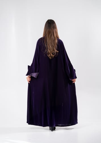 عباية مخمل كوري بياقه واطراف حرير اسباني