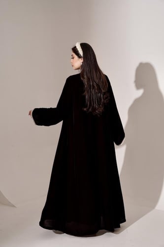 عباية مخمل ياباني مكون من قطعتين بأطراف لولو