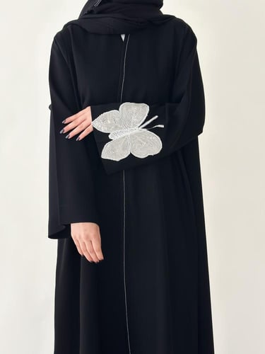 عباية كريب كوري بتطريز فراشة من كم واحد