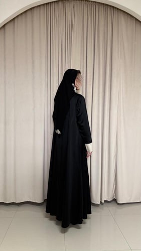 عباية تفتة ايطالية فاخره مع تطريز من الجوانب