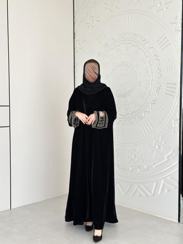 عباية مخمل ياباني بياقه و اطراف كلفة اسبانيه فاخره