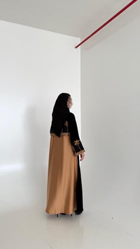 عباية مخمل كوري بتطريز من الخلف وحرير