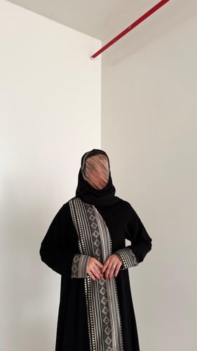 عباية كريب كوري بطرف تفته بتطريز نجدي