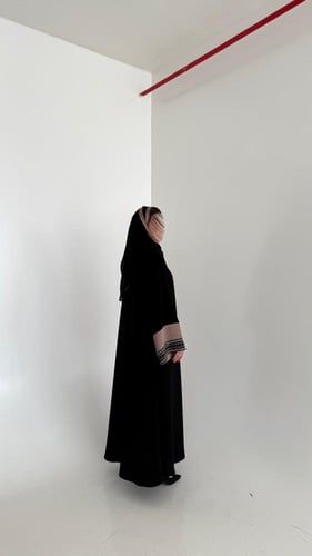 عباية كريب كوري باكمام واسعه و اطراف حرير اسباني ب...