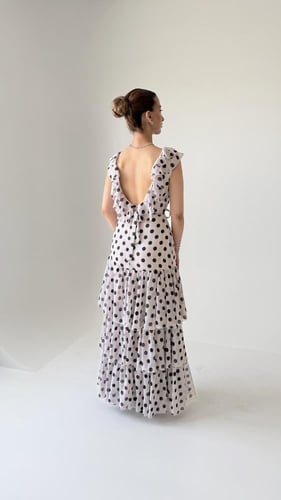 فستان طويل بطبقات من الشيفون الاسباني الفاخر وخصر...