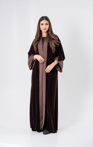 عباية مخمل كوري بياقه واطراف حرير اسباني