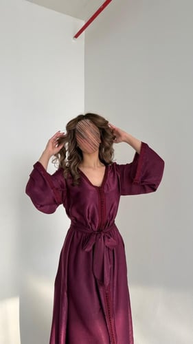 جلابية بلون برغندي وحزام ربط