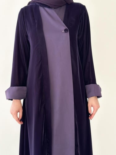 عباية مخمل كوري بياقه واطراف حرير اسباني