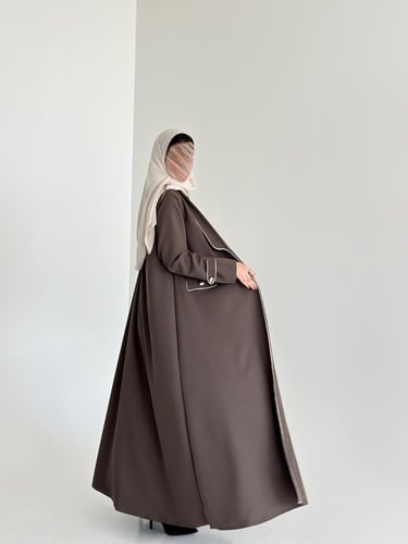 عباية بليزر كريب باطراف لون مختلف وجيوب