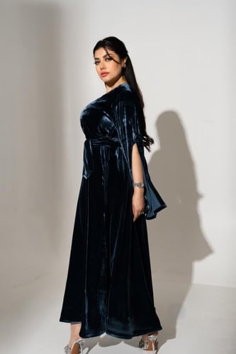 جلابية مخمل بحزام من الخصر واكمام مفتوحة