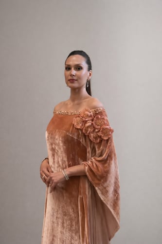 جلابية مخملي مطرز بكريستال واحجار مع ورد كريستال م...