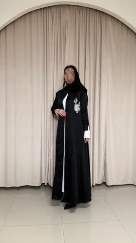 عباية تفتة ايطالية فاخره مع تطريز من الجوانب