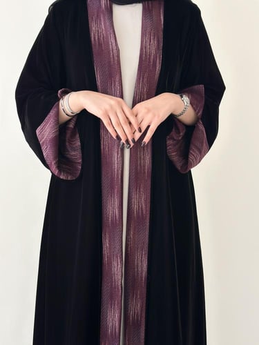 عباية مخمل ياباني بياقه و اطراف كشميري