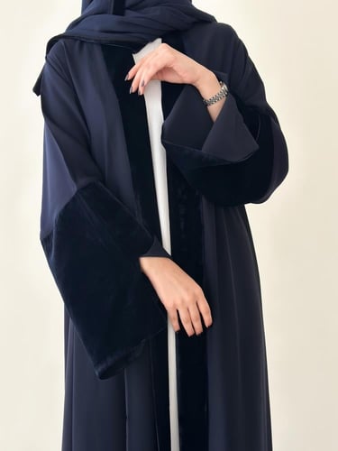 عباية كريب كوري ملكي بياقه واطراف مخمل