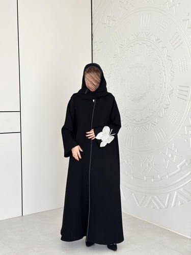 عباية كريب كوري بتطريز فراشة من كم واحد