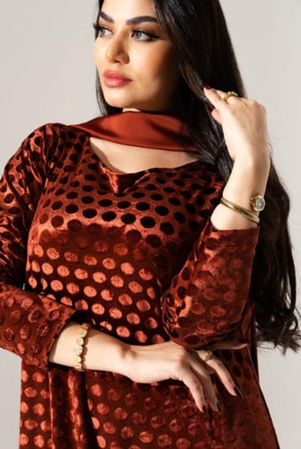 جلابية مخمل استرتش مع وشاح حرير