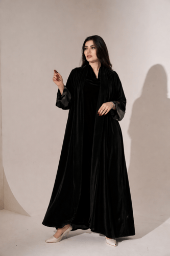 عباية مخمل كوري فاخر بأطراف متدرجة بدرجات باللون ا...