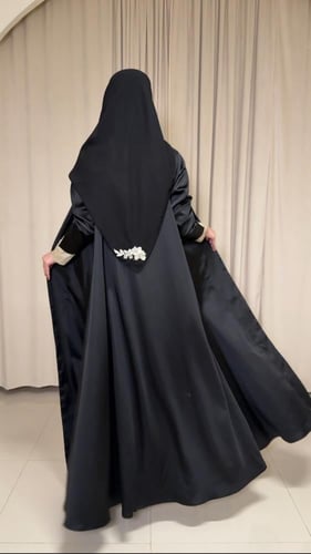 عباية تفتة ايطالية فاخره مع تطريز من الجوانب