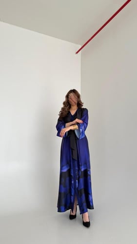 جلابية بلون ازرق مموج من الاطراف وحزام ربط