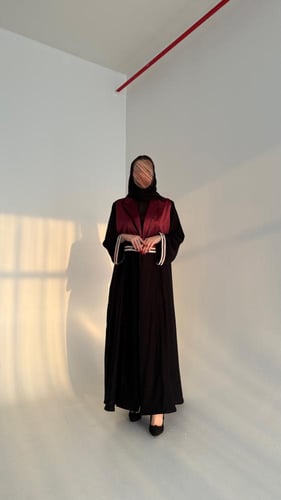 عباية كريب بقطعتين وتطريز من الطرف