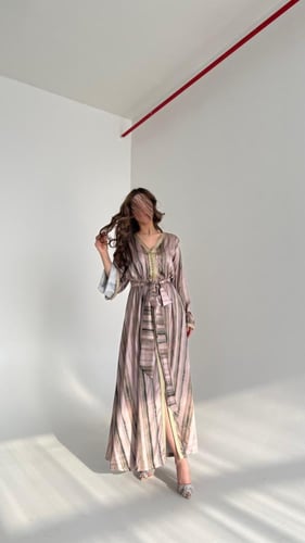 جلابية بلون ذهبي وحزام ربط