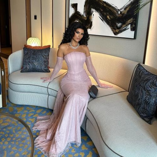 فستان دانتيل وردي بأكمام