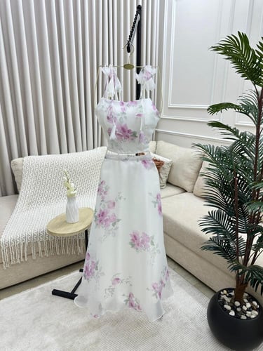 تنورة وبلوزة