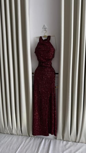 فستان احمر لامع