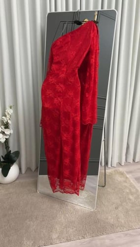 فستان احمر ناعم