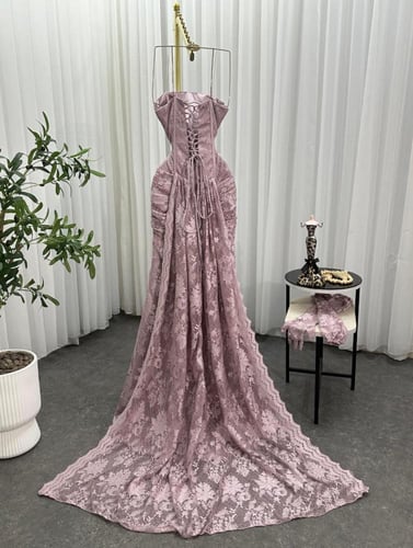 فستان دانتيل وردي بأكمام